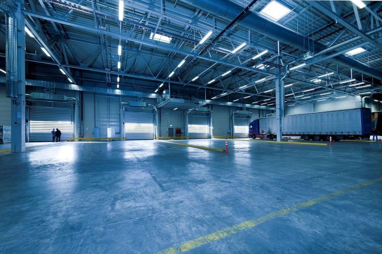 Over ons Georganiseerde magazijnruimte met verticale stellingen voor efficiënte opslag en logistieke workflow